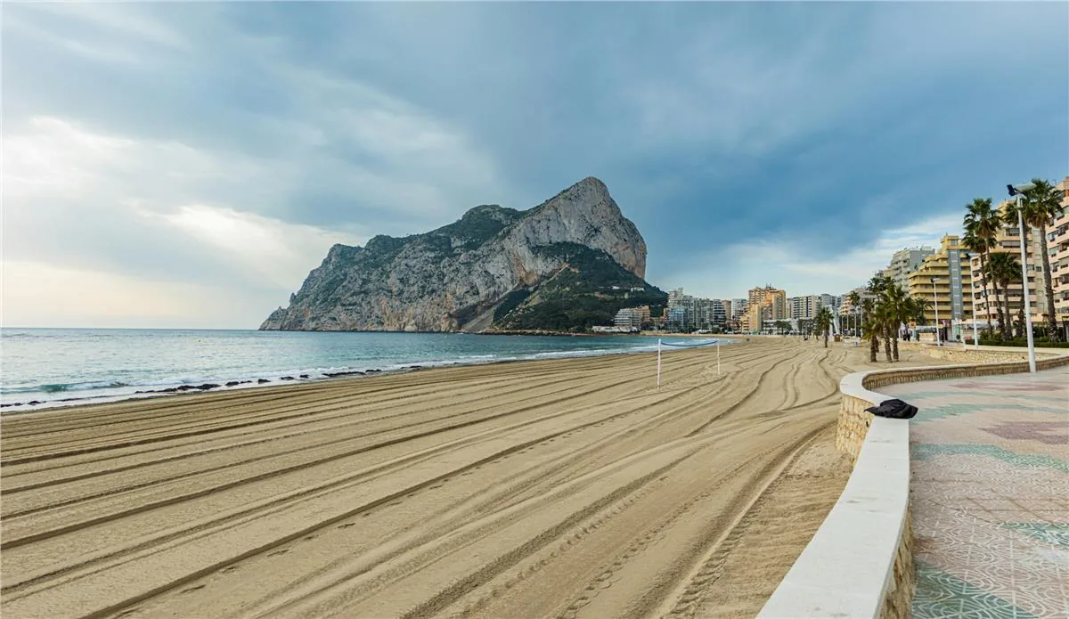 Beach pergola in Moraira for coastal recovery rides and cafe stops